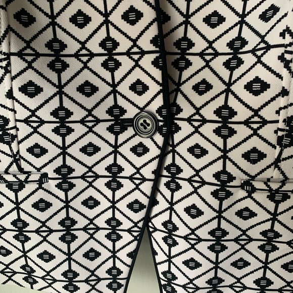 Black and white fitted blazer. Single button with asymmetrical hem. Medium. - Picture 2 of 9